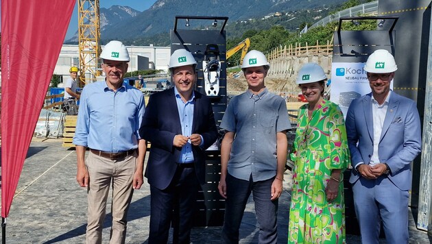Grundsteinlegung in Neu-Arzl mit Willi, Hofer, Koch, Oppitz-Plörer und Gerber (von links) (Bild: Moser Andreas)