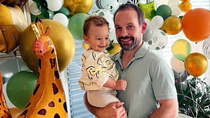 Tommy mit Sprössling Noah.