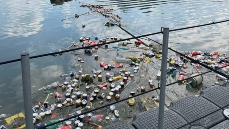 In und an den Ufern der Traisen türmen sich in den Tagen nach dem Frequency die Müllberge. (Bild: Entenfellner)