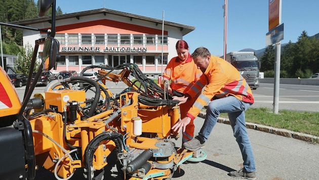 Der Mäher am Lkw ist eine „Wissenschaft“. Autobahnmeister Maizner erklärt Birgit alles. (Bild: Birbaumer Johanna)