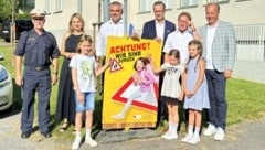 Präsentierten Plakate: Oberst Andreas Stipsits, Leiter Landes- verkehrsabteilung, Sabine Kaulich (KFV), Landesrat Heinrich Dorner, Mario Watz (AUVA-Obmann) Bürgermeister Paul Fercsak, Bernd Toplak, (AUVA) mit Lionel, Mia und Jelena Fercsak. (Bild: Schulter Christian)