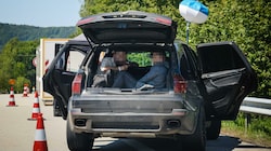 Erst kürzlich versteckten sich zwei Männer im Kofferraum, wollten so nach Deutschland einreisen. (Bild: Scharinger Daniel, Krone KREATIV)