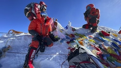 Diese Bergsteiger haben ihr Ziel erreicht - doch viele bezahlen den Aufstieg mit ihrem Leben. (Bild: AFP)