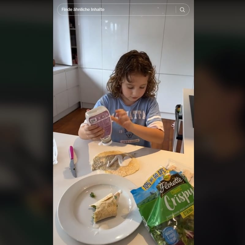 Da greift auch die 9-Jährige mal zur kalorienfreien Mayonnaise. (Bild: https://www.tiktok.com/@katieprice)