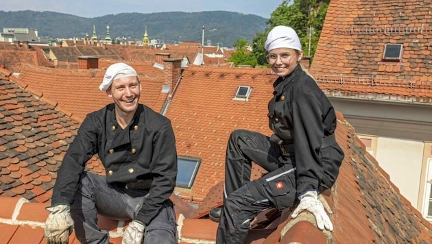 Höhenangst ist ihnen fremd: Melanie Tappler und Dominik Itahler hoch über der steirischen Landeshauptstadt. (Bild: Servus TV/Marlene Borkenstein)