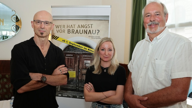 Von links: Günter Schwaiger, Geschichtslehrerin Anette Pommer und Historiker Florian Kotanko bei der Präsentation. (Bild: Kristian Bissuti)