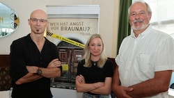 Von links: Günter Schwaiger, Geschichtslehrerin Anette Pommer und Historiker Florian Kotanko bei der Präsentation. (Bild: Kristian Bissuti)