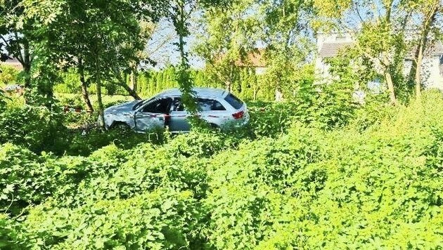 Mit zwei syrischen Familien im Wagen kam ein Schlepper in Frauenkirchen von der Straße ab, der Pkw stieß gegen Bäume. (Bild: Schulter Christian)