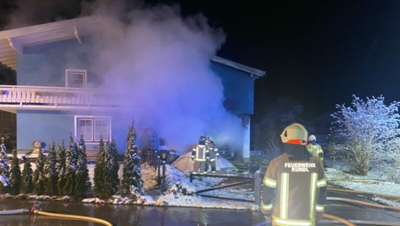Die Feuerwehr konnte ein Ausbreiten der Flammen in letzter Minute verhindern. (Bild: zoom.tirol)