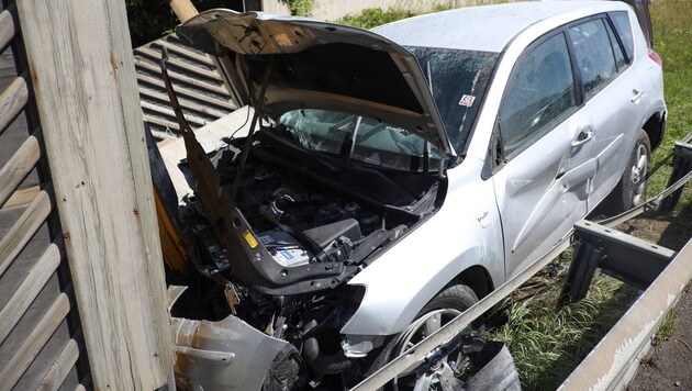 Das Auto hat nach dem Crash einen Totalschaden. (Bild: laumat.at/Matthias Lauber)