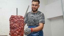 In den zwei Kebaba-Filialen in der Stadt Salzburg kommt das Rindfleisch auch aus Salzburg, wird von Jouma (im Bild) und Kollegen täglich frisch zubereitet und im Gegensatz zum Importfleisch nie tiefgefroren. (Bild: Tschepp Markus)