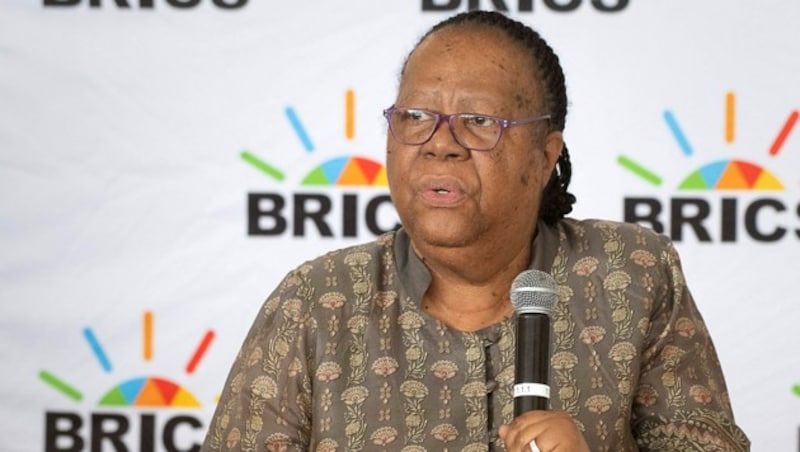 Südafrikas Außenministerin Naledi Pandor ist die Gastgeberin beim BRICS-Gipfel. (Bild: APA/AFP/RODGER BOSCH)