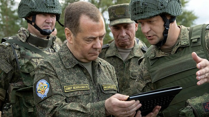 Dmitri Medwedew tritt regelmäßig mit martialischen Botschaften in Richtung Westen und der ...