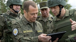 Dmitri Medwedew tritt regelmäßig mit martialischen Botschaften in Richtung Westen und der Ukraine in Erscheinung. (Bild: APA/AFP/SPUTNIK/Yekaterina SHTUKINA)