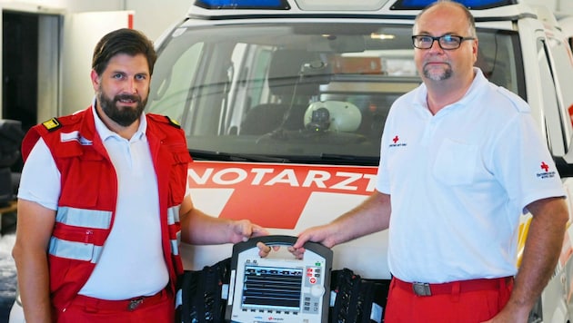 Rettungssanitäter - ein Job mit viel Verantwortung: Dr. Hannes Topar und Harald Holzer sind ein eingespieltes NEF-Team. (Bild: F. Pessentheiner, pessentheiner)