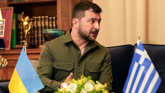 Präsident Wolodymyr Selenskyj traf überraschend in Athen zu wichtigen Gesprächen ein. (Bild: AP)