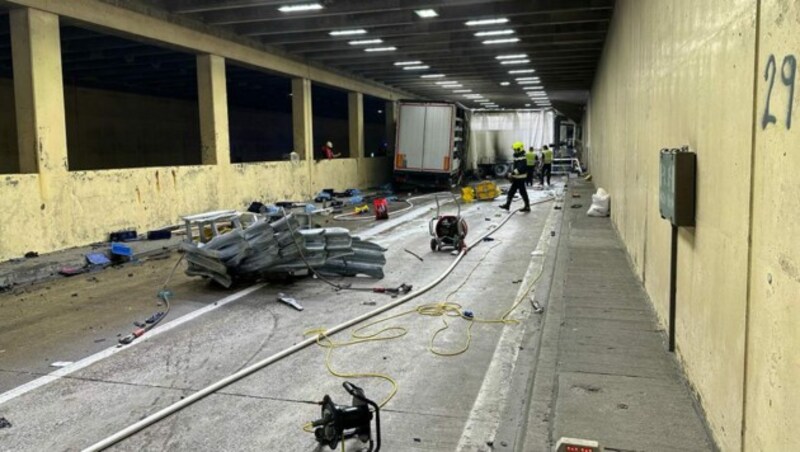 Auch die Hauptfeuerwache Villach stand im Einsatz nach dem Unfall in der Unterflurtrasse St. Andrä auf der A10. (Bild: feuerwehr-villach.at )