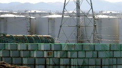 Der Platz für die am Gelände gelagerten Tanks mit Kühlwasser wird knapp. (Bild: AFP)