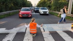 Aktivistinnen und Aktivisten der „Letzten Generation“ klebten Dienstagfrüh etwa bei der Autobahnabfahrt Prinz-Eugen-Straße. (Bild: Letzte Generation Österreich, Krone KREATIV)