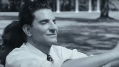 Bradley Cooper spielt in dem Film „Maestro“ den jüdischen Komponisten Leonard Bernstein - mit ...