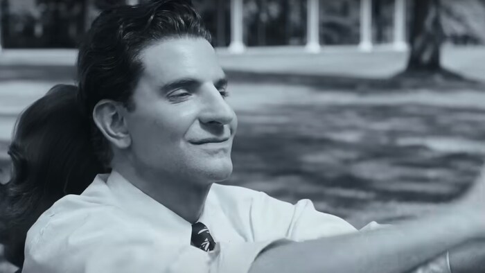 Bradley Cooper spielt in dem Film „Maestro“ den jüdischen Komponisten Leonard Bernstein - mit ...