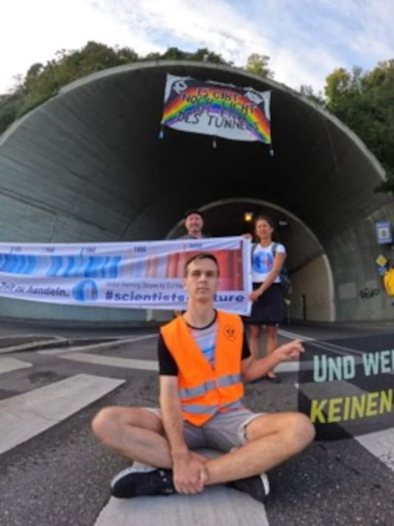 In Anspielung an eine ehemalige Kanzlerrede brachten die Aktivisten auf dem Römerbergtunnel ein Banner zum „Licht am Ende des Tunnels“ an. (Bild: Letzte Generation Österreich)