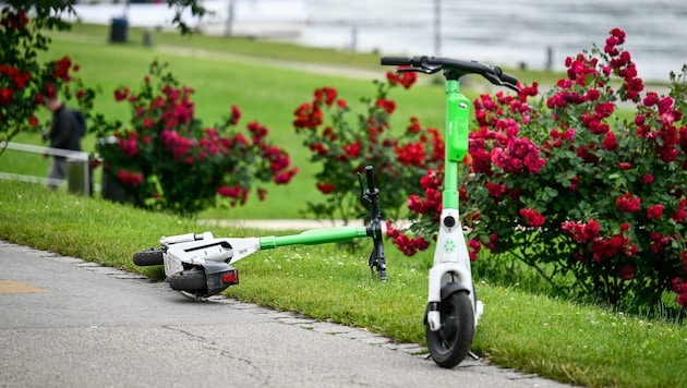 Trotz fixer Stellplätze werden E-Scooter weiter wild geparkt. (Bild: Alexander Schwarzl)