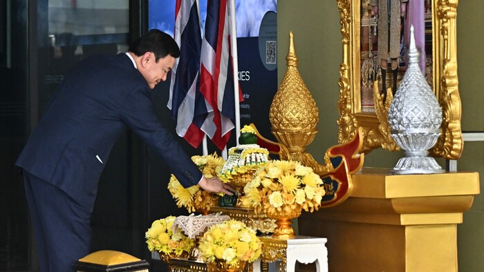 Thaksin verbeugte sich nach seiner Rückkunft vor einem Bild des thailändischen Königs.