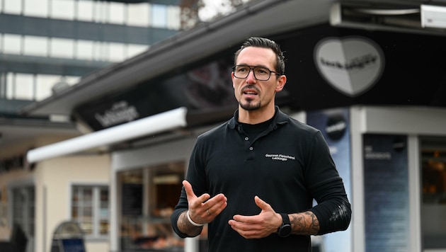 Andreas Lackinger sperrt am Samstag, 26. August, die Koje am Linzer Südbahnhofmarkt nach 44 Jahren für immer zu. (Bild: Wenzel Markus)