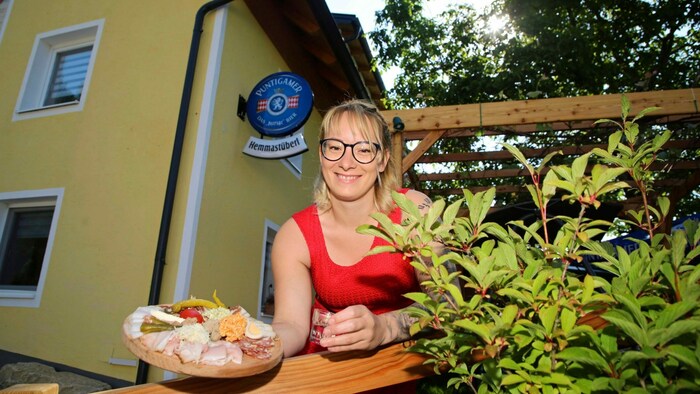 Katrin Petjak bewirtschaftet das Hemmastüberl auf dem Hemmaberg.