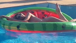 Liz Hurley genoss ein splitternacktes Sonnenbad im Pool. (Bild: instagram.com/elizabethhurley1)