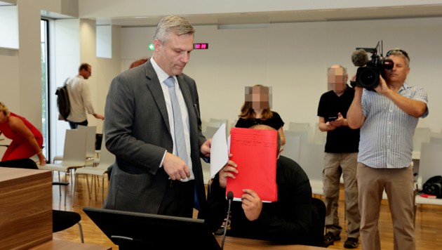 Der 39-jährige Wiener mit seinem Anwalt Manfred Arbacher-Stöger vor Gericht in Eisenstadt (Bild: Kristian Bissuti, Krone KREATIV)