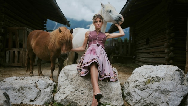 Cathy Hummels hat gemeinsam mit der Marke Julia Trentini eine Dirndl-Kollektion entworfen. (Bild: Cathy Hummels x Julia Trentini)