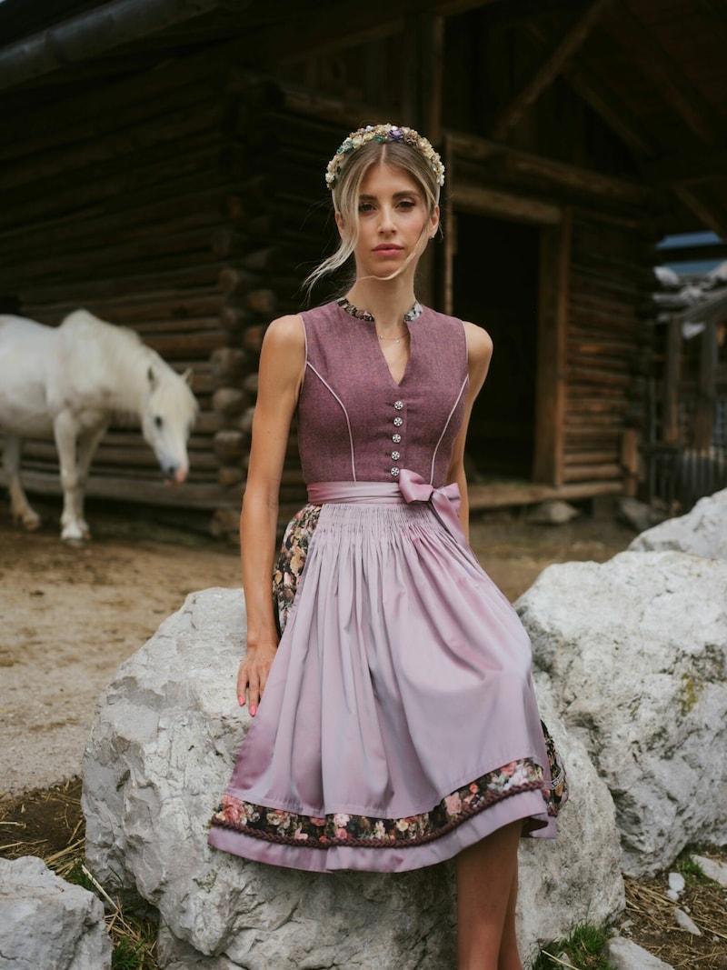 Nicht nur die Schürzen von Cathy Hummels Dirndl sind ein Hingucker. (Bild: Cathy Hummels x Julia Trentini)