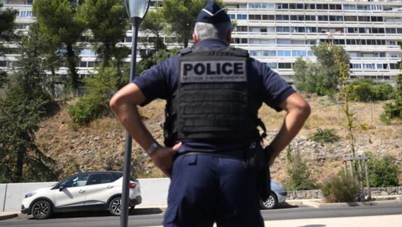 Ein französischer Polizist steht in Pissevin, einem beliebten Viertel in Nimes, Wache, nachdem ein 10-jähriges Kind bei einer Schießerei gestorben ist. (Bild: AFP (Archivbild))