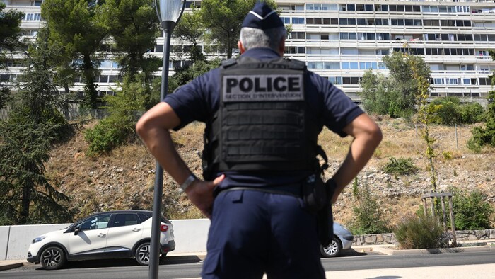 Ein französischer Polizist steht in Pissevin, einem beliebten Viertel in Nimes, Wache, nachdem ...