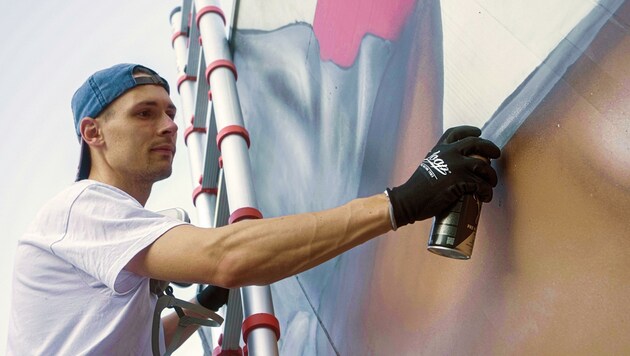 Pascal Gruber malt als Street-Art-Künstler „RoxS“ mit Spraydosen großflächige Bilder an Wände. Ab Mittwoch tut er das in halb Europa. (Bild: Marcel Gruber)