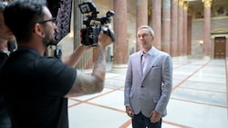 Herbert Kickl im ORF-Sommergespräch im Parlament (Bild: APA/ROLAND SCHLAGER)