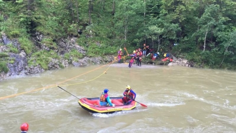 Immer wieder übt die Wasserrettung in Fließgewässern. (Bild: ZOOM.TIROL)