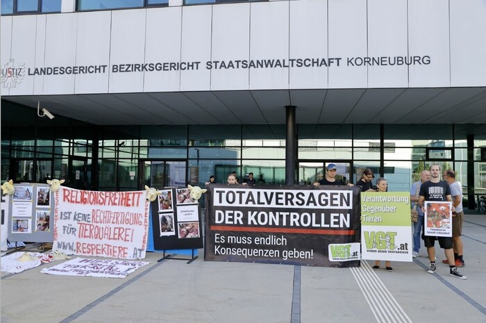 Der VGT protestiert mit Plakaten. Über das „milde Urteil“ zeigt man sich „entsetzt“.
