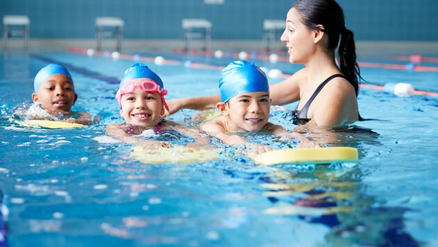 Überlebenswichtig und dennoch rar: Schwimmkurse. Die Politik ist jetzt gefordert. (Bild: Monkey Business Images)