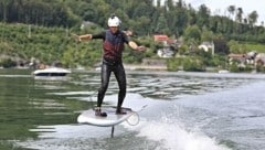 E-Foiling ist einer der neuesten Trends. Dabei schwebt man quasi auf seinem Board über der Wasseroberfläche dahin und erreicht Geschwindigkeiten von gut und gern 35 km/h. Angetrieben wird das Wasservehikel von einem leistungsstarken Elektromotor. (Bild: Hörmandinger Reinhard)