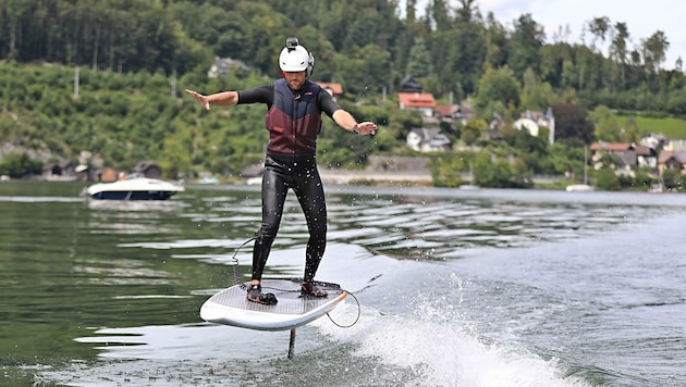 E-Foiling ist einer der neuesten Trends. Dabei schwebt man quasi auf seinem Board über der Wasseroberfläche dahin und erreicht Geschwindigkeiten von gut und gern 35 km/h. Angetrieben wird das Wasservehikel von einem leistungsstarken Elektromotor. (Bild: Hörmandinger Reinhard)