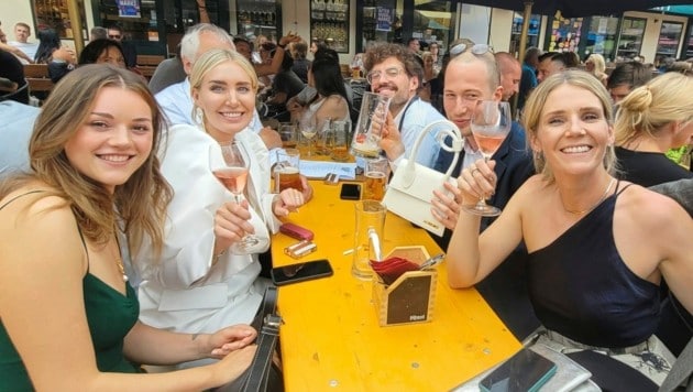 Auch ein Gläschen Wein gehört zum Markt. (Bild: Tragner Christian) Auch ein Gläschen Wein gehört zum Markt. (Bild: Tragner Christian)