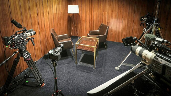 Das Set der „Sommergespräche“ sorgte immer wieder für Spott.