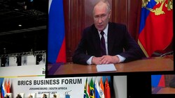 Kremlchef Wladimir Putin nahm nur virtuell am BRICS-Gipfel teil. (Bild: AP)