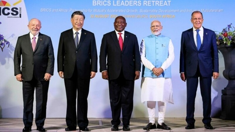 Physisch vor Ort vertritt Außenminister Sergej Lawrow (im Bild ganz rechts beim Fototermin mit Brasiliens Präsidenten Luiz Inacio Lula da Silva, Chinas Staatschef Xi Jinping, Südafrikas Cyril Ramaphosa und Indiens Premier Narendra Modi) seinen Präsidenten. (Bild: AP)