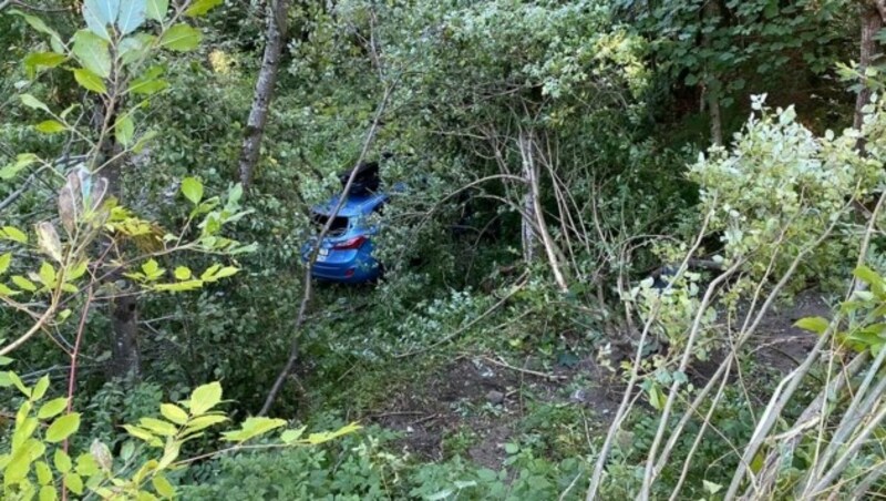 Ein Blick in die Tiefe zeigt, wie schlimm der Unfall hätte ausgehen können. (Bild: FF Mandling-Pichl)