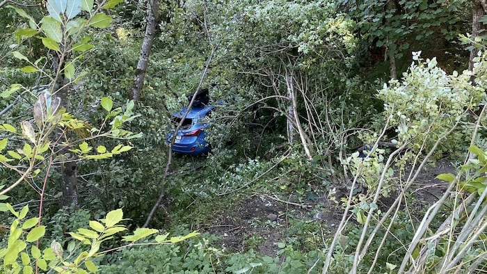 Ein Blick in die Tiefe zeigt, wie schlimm der Unfall hätte ausgehen können.