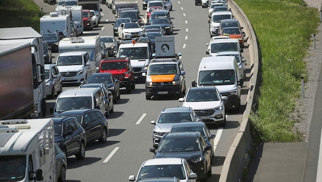 Auf der A10 wurde am Samstagnachmittag vor dem Ofenauer-Tunnel wegen technischer Probleme der Verkehr abgeleitet  (Bild: Andreas Tröster)